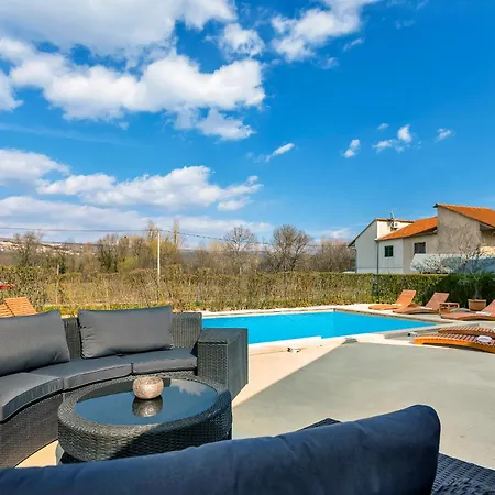 Vacation House Stone Bridge Villa *