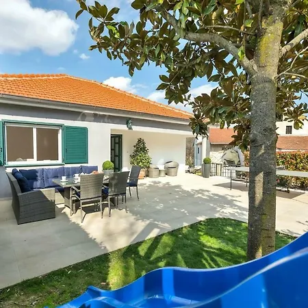 Vacation House Stone Bridge Villa *
